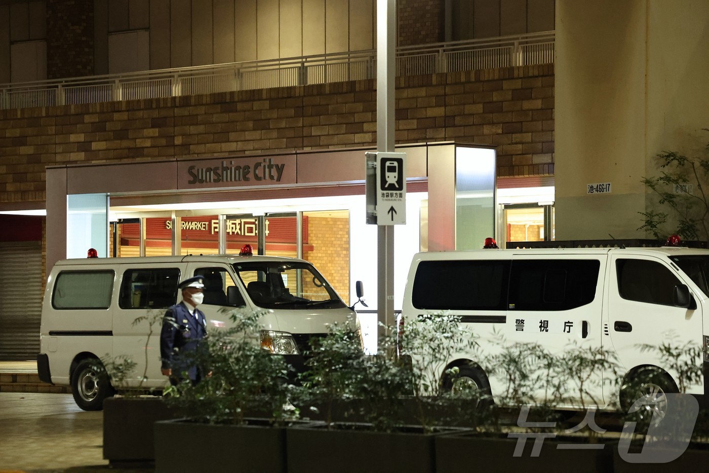 (도쿄 신화=뉴스1) 김지완 기자 = 26일 한 남성이 전 여자친구를 흉기로 살해하는 사건이 발생한 일본 도쿄 이케부쿠로의 상업 시설 '선샤인 시티' 밖에 경시청 차량이 주차된 모 …