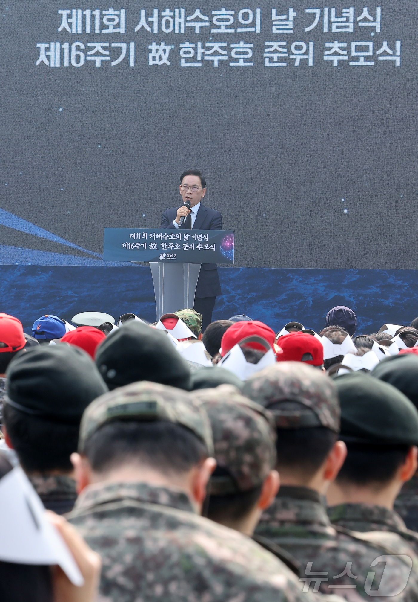 (서울=뉴스1) 김성진 기자 = 조성명 강남구청장이 27일 서울 강남구 수도전기공업고등학교에서 열린 제11회 서해수호의 날 기념식 및 제16주기 故 한주호 준위 추모식에서 기념사를 …