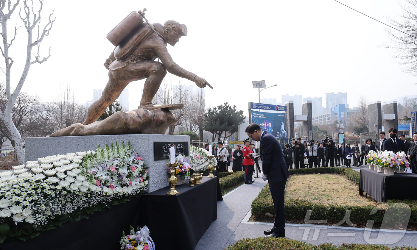 (서울=뉴스1) 김성진 기자 = 조성명 강남구청장이 27일 서울 강남구 수도전기공업고등학교에서 열린 제11회 서해수호의 날 기념식 및 제16주기 故 한주호 준위 추모식에서 헌화한 …