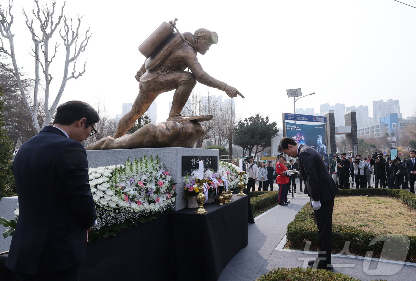 (서울=뉴스1) 김성진 기자 = 박수민 국민의힘 의원이 27일 서울 강남구 수도전기공업고등학교에서 열린 제11회 서해수호의 날 기념식 및 제16주기 故 한주호 준위 추모식에서 헌화 …