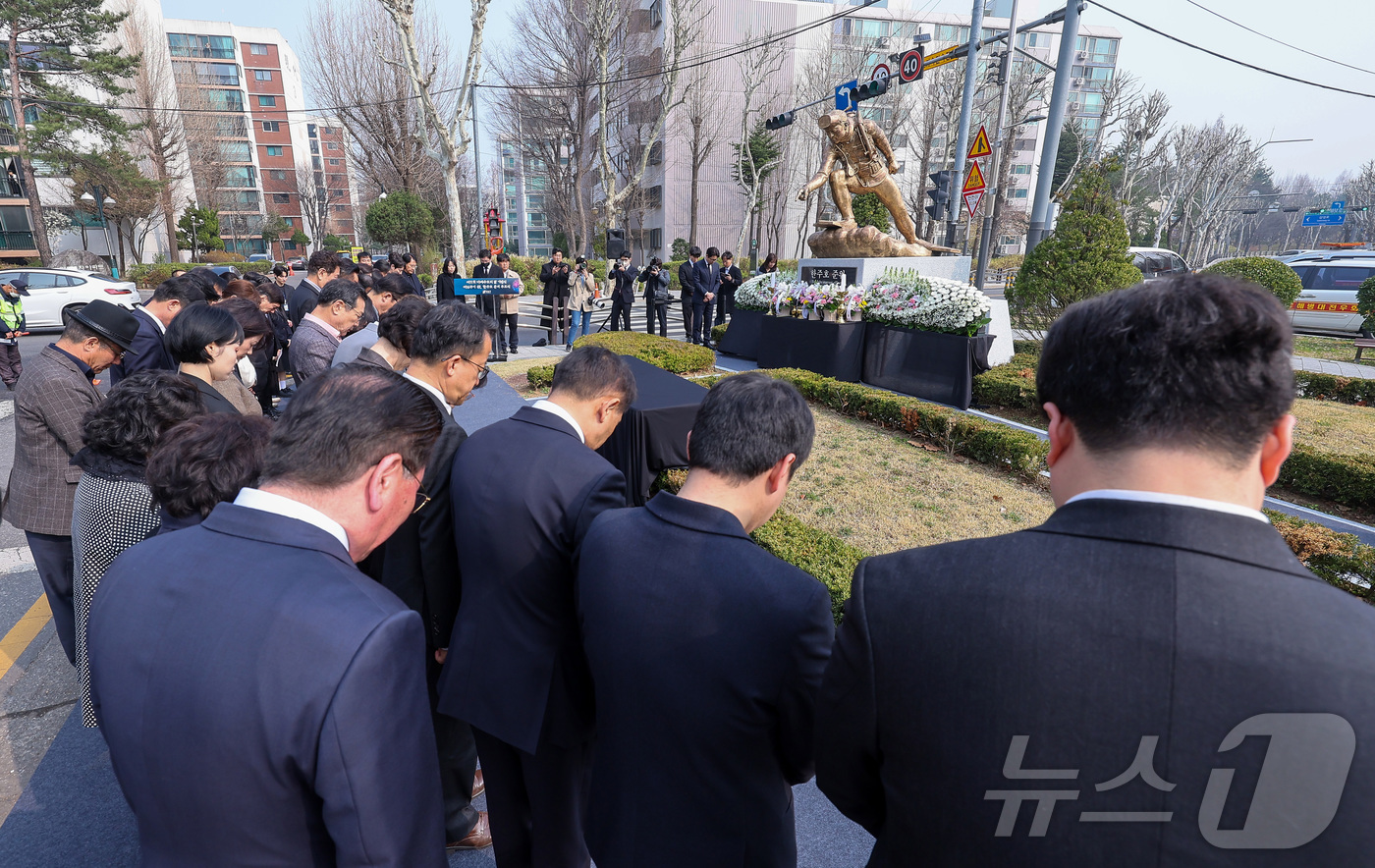 (서울=뉴스1) 김성진 기자 = 27일 서울 강남구 수도전기공업고등학교에서 열린 제11회 서해수호의 날 기념식 및 제16주기 故 한주호 준위 추모식에서 참석자들이 묵념하고 있다. …