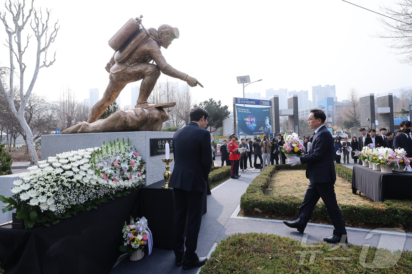 (서울=뉴스1) 김성진 기자 = 조성명 강남구청장이 27일 서울 강남구 수도전기공업고등학교에서 열린 제11회 서해수호의 날 기념식 및 제16주기 故 한주호 준위 추모식에서 헌화하고 …