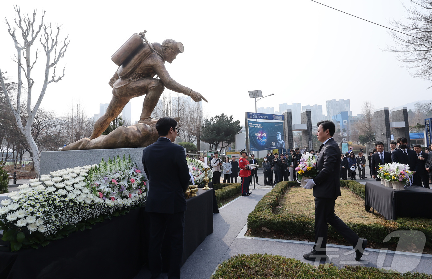(서울=뉴스1) 김성진 기자 = 박수민 국민의힘 의원이 27일 서울 강남구 수도전기공업고등학교에서 열린 제11회 서해수호의 날 기념식 및 제16주기 故 한주호 준위 추모식에서 헌화 …