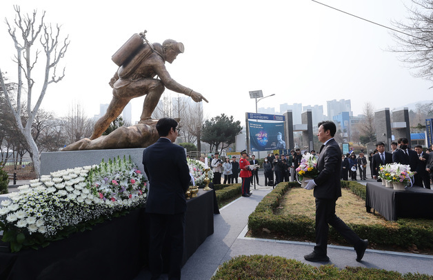 헌화하는 박수민 의원