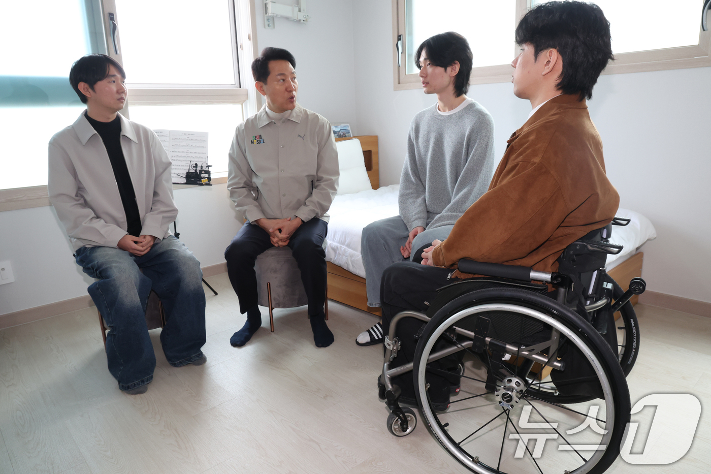 (서울=뉴스1) 김명섭 기자 = 오세훈 서울시장이 27일 서울 강동구 위국헌신청년주택에서 서해수호의 날을 맞아 '청년부상제대군인'들을 만나 위로와 감사의 마음을 전하고 있다.  2 …