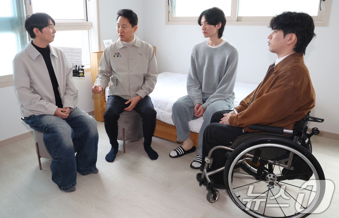 (서울=뉴스1) 김명섭 기자 = 오세훈 서울시장이 27일 서울 강동구 위국헌신청년주택에서 서해수호의 날을 맞아 '청년부상제대군인'들을 만나 위로와 감사의 마음을 전하고 있다.  2 …