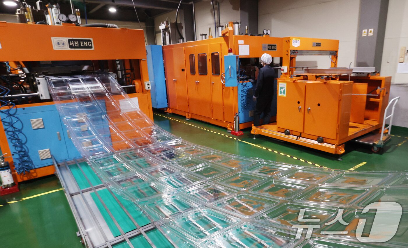 본문 이미지 - 경기 광주시에 위치한 한 플라스틱 기업 공장의 모습. 2026.3.27 ⓒ 뉴스1 김영운 기자