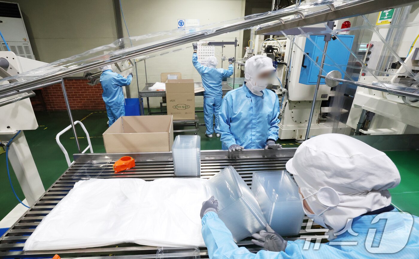 본문 이미지 - 경기 광주시에 위치한 한 플라스틱 기업 공장의 모습. 2026.3.27 ⓒ 뉴스1 김영운 기자