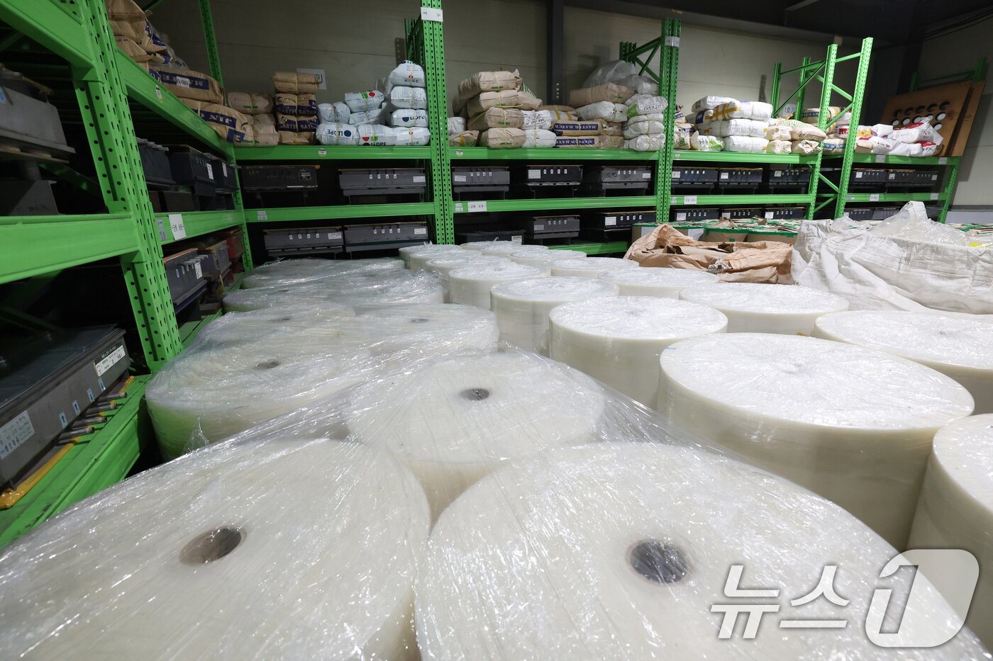 본문 이미지 - 미국·이스라엘과 이란 간 전쟁 장기화로 인해 비닐·플라스틱의 핵심 원료인 '나프타' 등 석유화학 제품 수급이 불안정해지면서 '비닐·플라스틱 대란' 우려가 확산하고 있는 가운데 사진은 27일 경기 광주시에 위치한 한 플라스틱 기업 공장 원료창고의 모습. 2026.3.27 ⓒ 뉴스1 김영운 기자