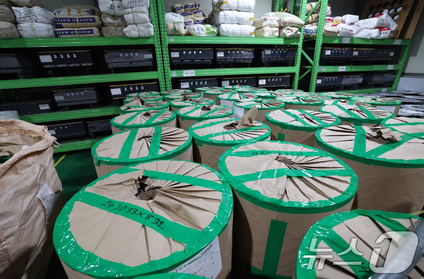 본문 이미지 - 경기 광주시에 위치한 한 플라스틱 기업 공장 원료창고의 모습. 2026.3.27 ⓒ 뉴스1 김영운 기자