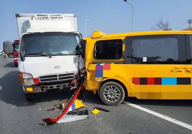 울산 아산로서 트럭·학원 승합차 추돌 사고…3명 경상