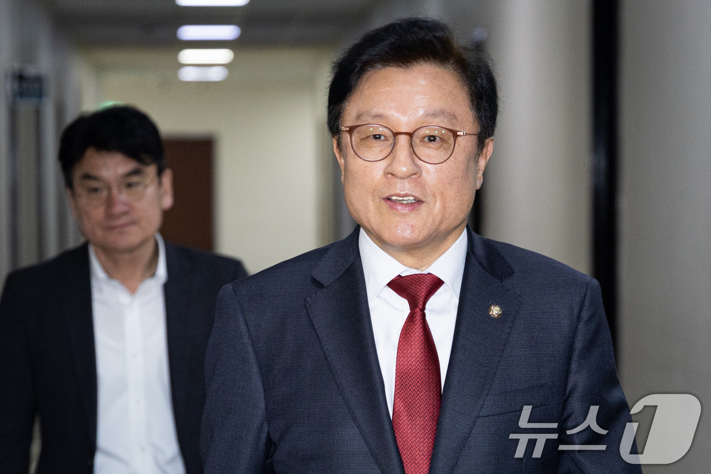 (서울=뉴스1) 유승관 기자 = 박형수 국회 예산결산특별위원회 국민의힘 간사가 27일 서울 여의도 국회에서 진성준 위원장, 이소영 더불어민주당 간사와의 회동에 참석하고 있다. 20 …