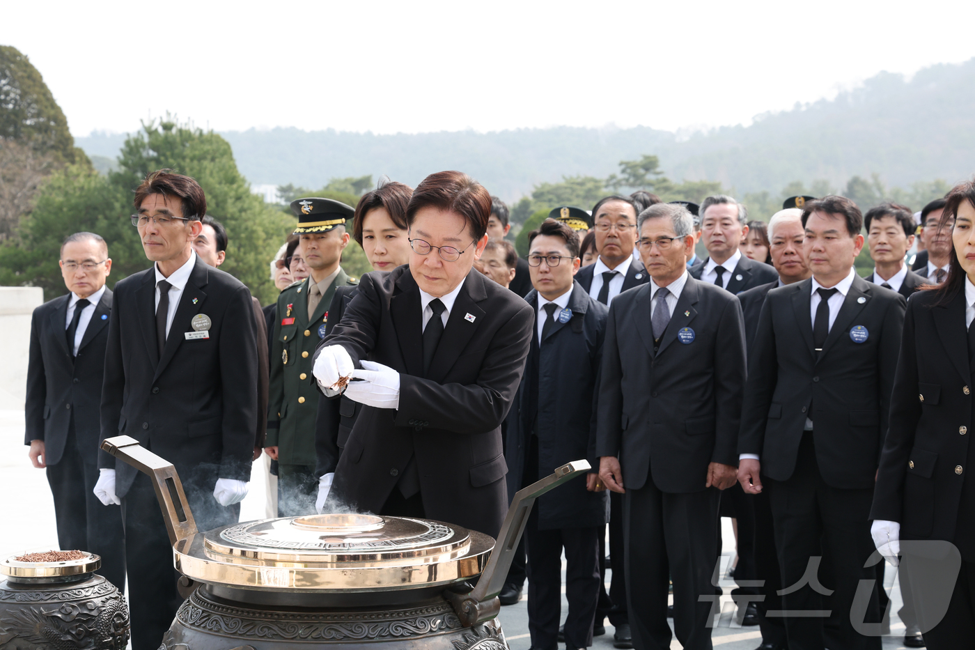 (대전=뉴스1) 허경 기자 = 이재명 대통령이 27일 국립대전현충원에서 열린 제11회 서해수호의 날 기념식에서 분향하고 있다. 2026.3.27/뉴스1