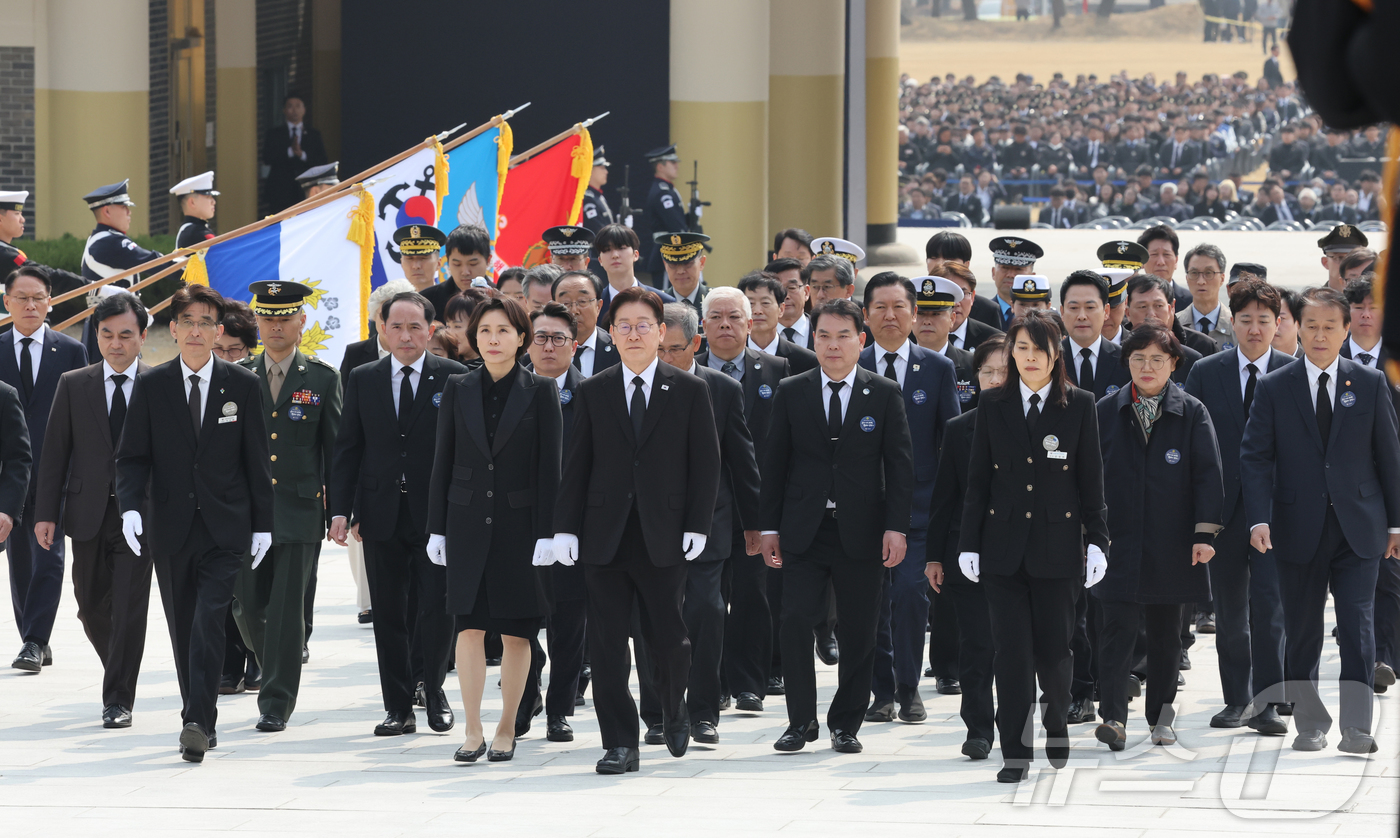 (대전=뉴스1) 허경 기자 = 이재명 대통령과 김혜경 여사가 27일 국립대전현충원에서 열린 제11회 서해수호의 날 기념식에 입장하고 있다. 2026.3.27/뉴스1