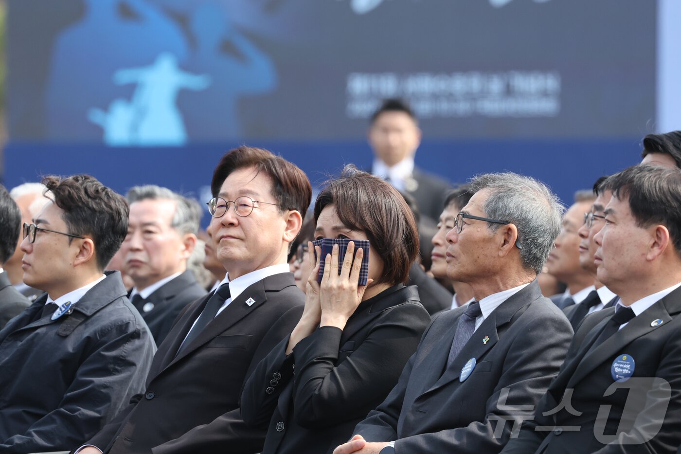 본문 이미지 - 김혜경 여사가 27일 국립대전현충원에서 열린 제11회 서해수호의 날 기념식에서 영상을 보며 눈물을 흘리고 있다. 2026.3.27 ⓒ 뉴스1 허경 기자