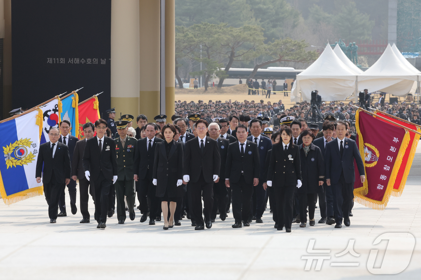 (대전=뉴스1) 허경 기자 = 이재명 대통령과 김혜경 여사가 27일 국립대전현충원에서 열린 제11회 서해수호의 날 기념식에 입장하고 있다.  2026.3.27/뉴스1