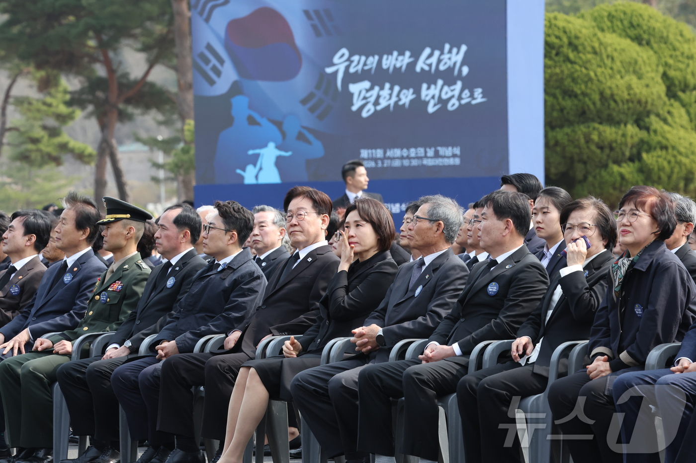 (대전=뉴스1) 허경 기자 = 김혜경 여사가 27일 국립대전현충원에서 열린 제11회 서해수호의 날 기념식에서 영상을 보며 눈물을 흘리고 있다. 2026.3.27/뉴스1