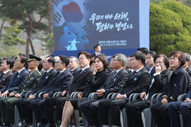 눈물 닦는 김혜경 여사