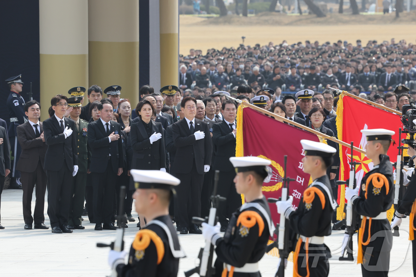 (대전=뉴스1) 허경 기자 = 이재명 대통령과 김혜경 여사가 27일 국립대전현충원에서 열린 제11회 서해수호의 날 기념식에서 국민의례를 하고 있다. 2026.3.27/뉴스1