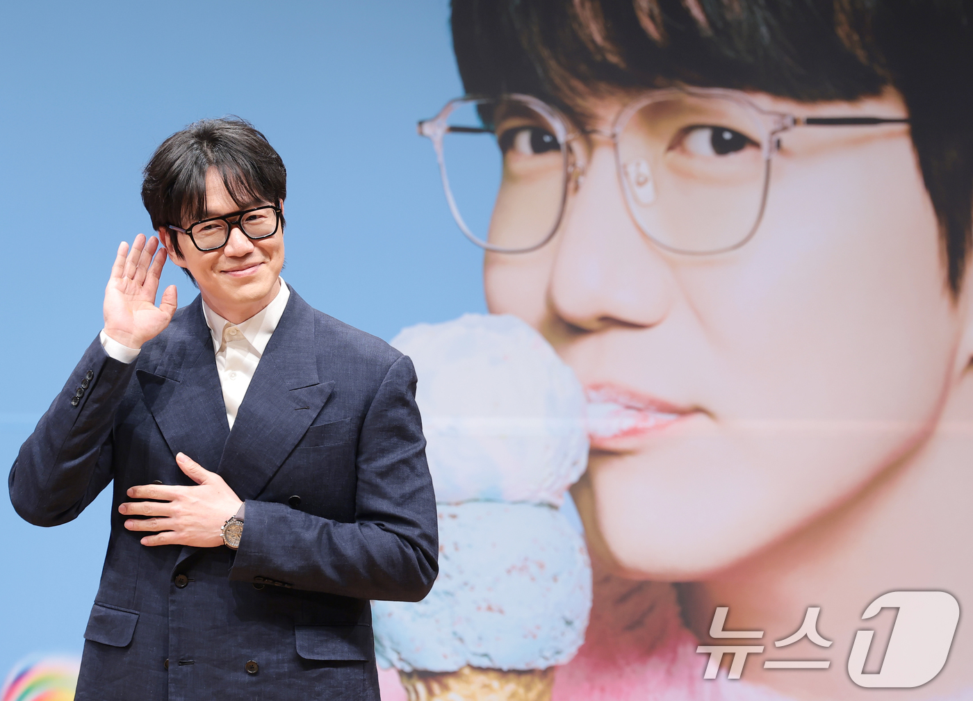 (서울=뉴스1) 권현진 기자 = 가수 성시경이 27일 서울 영등포구 KBS아트홀에서 열린 KBS 2TV 뮤직 토크쇼 '더 시즌즈-성시경의 고막남친'  제작발표회에서 포즈를 취하고 …