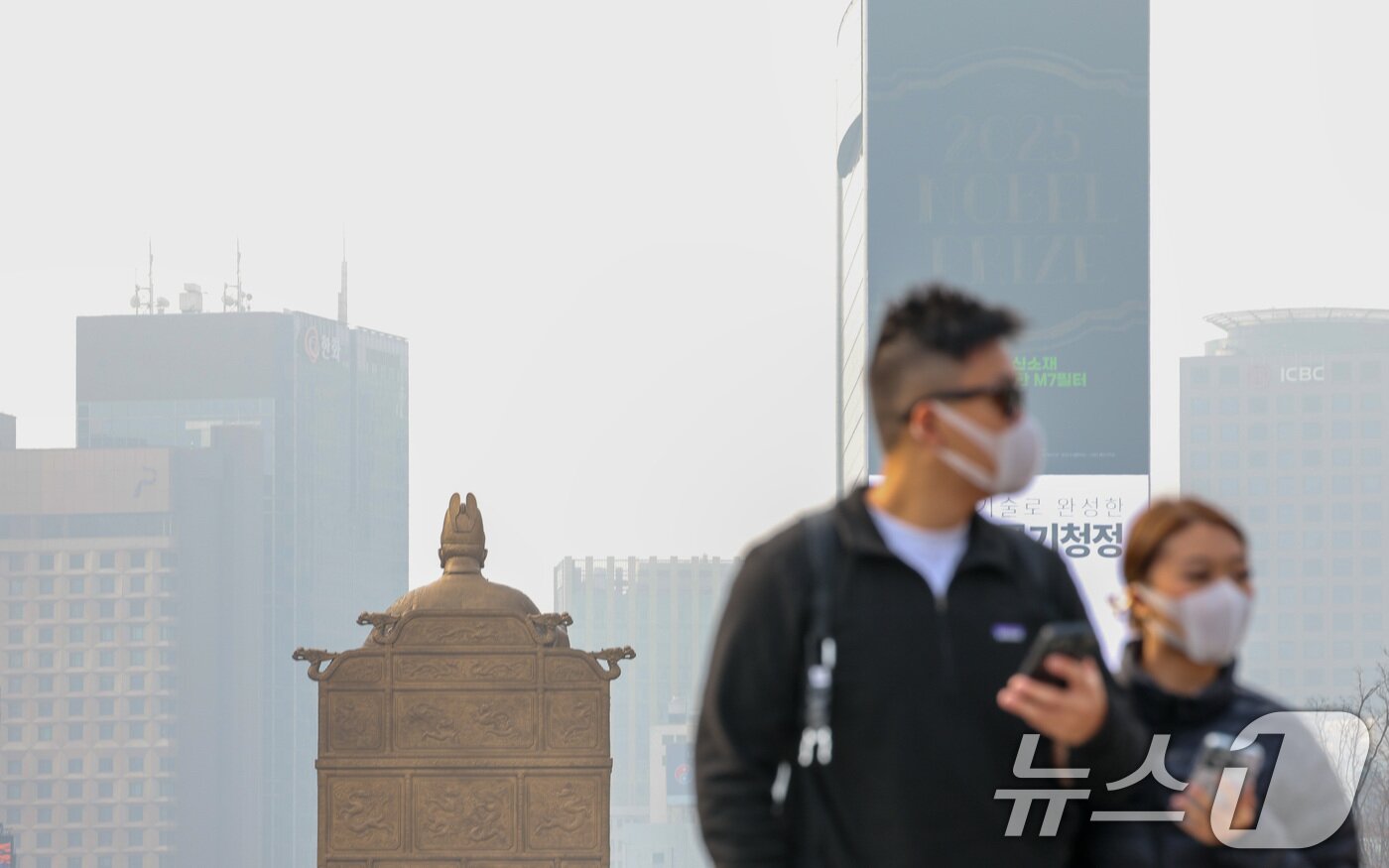 본문 이미지 - 27일 오전 서울 종로구 광화문광장 세종대왕 동상 앞을 마스크를 쓴 시민이 지나가고 있다. 2026.3.27 ⓒ 뉴스1 조연우 인턴기자