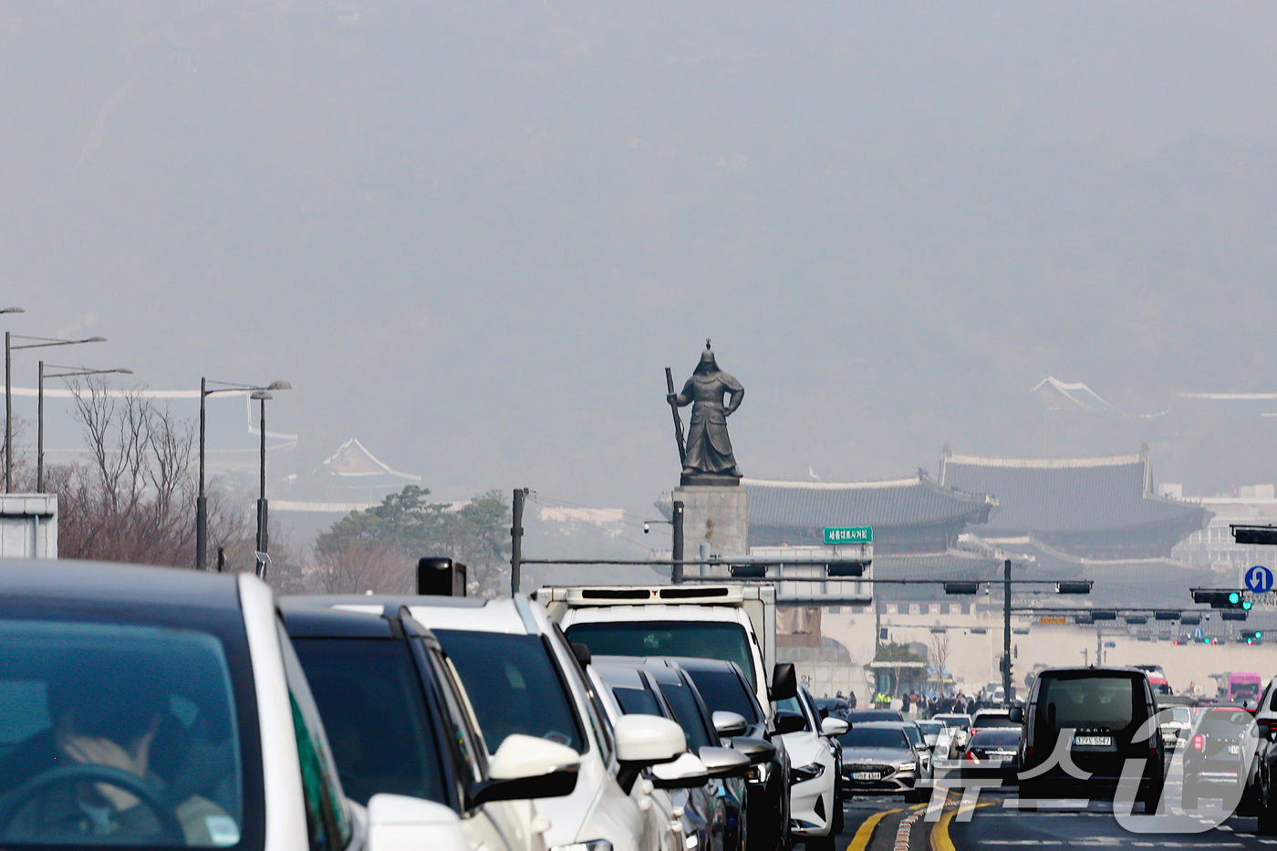 (서울=뉴스1) 조연우 인턴기자 = 전국 대부분 지역에 초미세먼지 농도가 '나쁨' 수준을 보인 27일 오전 서울 종로구 광화문광장에서 바라본 도심이 뿌옇게 보이고 있다. 2026. …