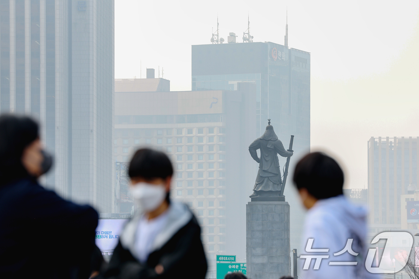 (서울=뉴스1) 조연우　인턴기자 = 전국 대부분 지역에 초미세먼지 농도가 '나쁨' 수준을 보인 27일 오전 서울 종로구 광화문광장을 찾은 시민들이 마스크를 착용하고 이동하고 있다. …