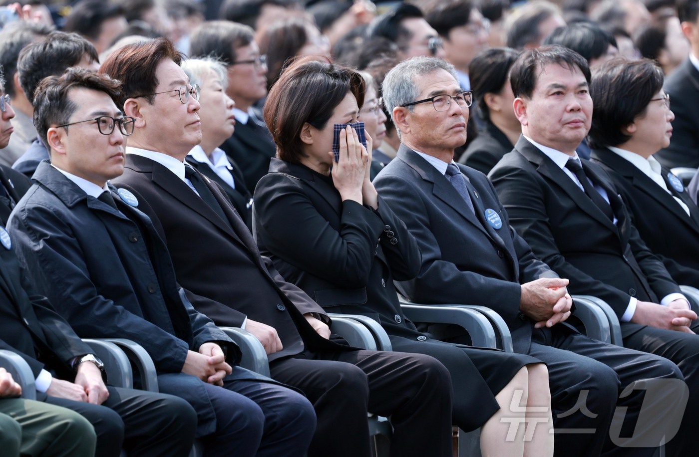 (대전=뉴스1) 허경 기자 = 김혜경 여사가 27일 국립대전현충원에서 열린 제11회 서해수호의 날 기념식에서 영상을 보며 눈물을 흘리고 있다. 2026.3.27/뉴스1