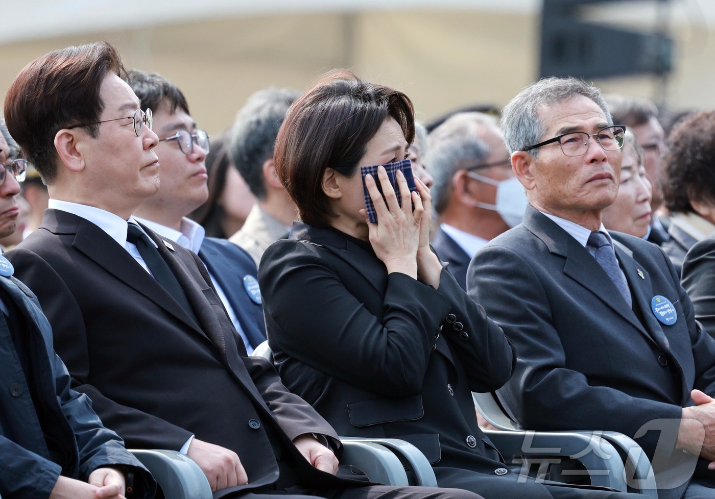 (대전=뉴스1) 허경 기자 = 김혜경 여사가 27일 국립대전현충원에서 열린 제11회 서해수호의 날 기념식에서 영상을 보며 눈물을 흘리고 있다. 2026.3.27/뉴스1