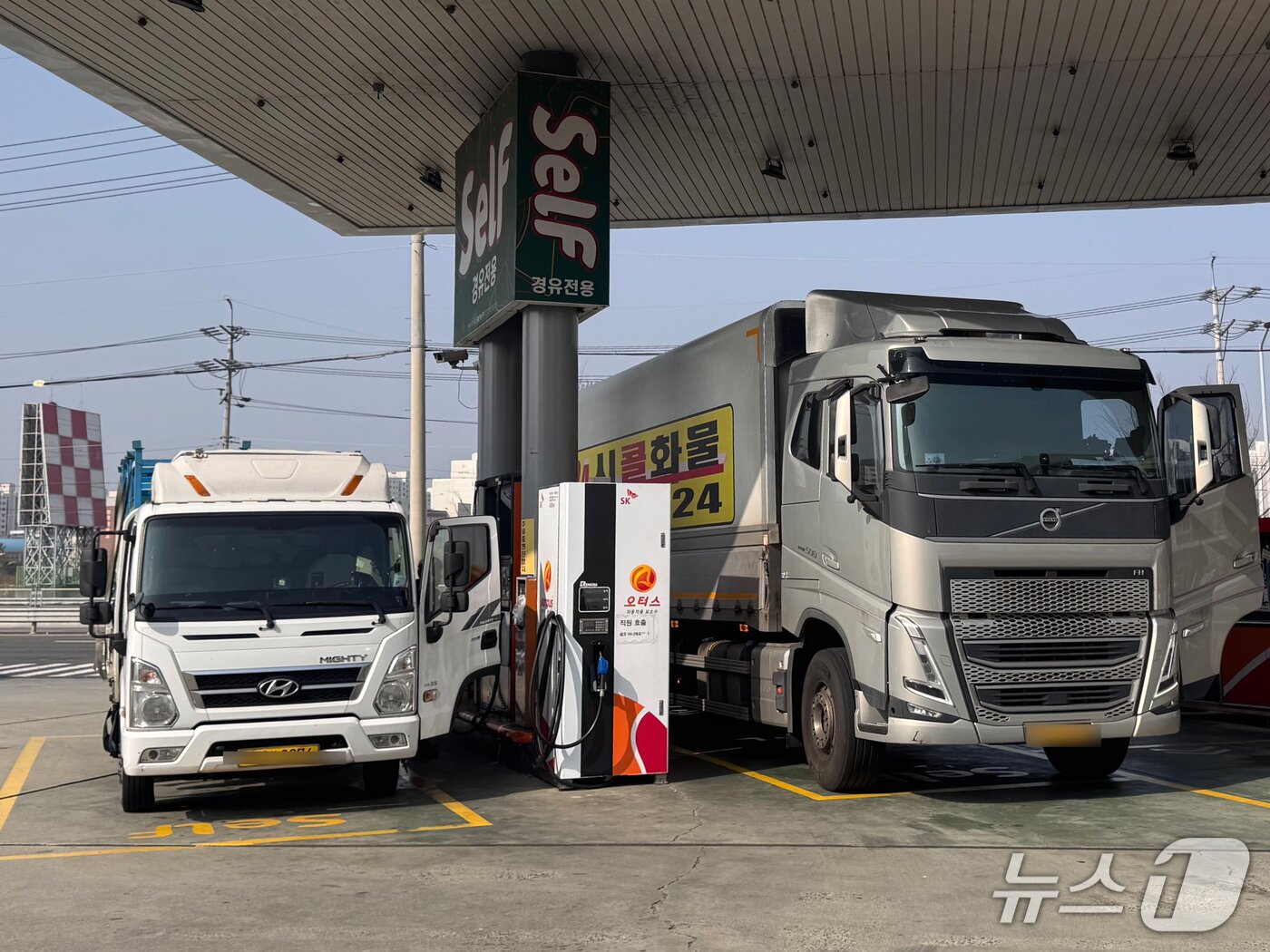 본문 이미지 - 27일 울산 북구의 한 주유소에서 시민들이 화물차에 연료를 넣고 있다2026.3.27ⓒ 뉴스1 김세은 기자