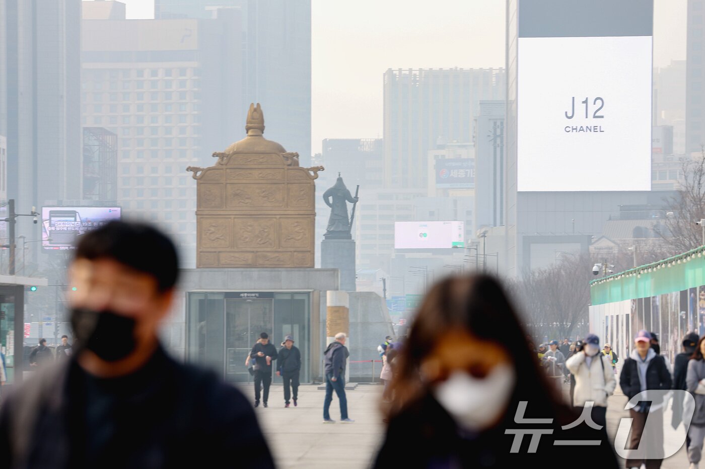 본문 이미지 - 전국 대부분 지역에 초미세먼지 농도가 '나쁨' 수준을 보인 27일 오전 서울 종로구 광화문광장을 찾은 시민들이 마스크를 착용하고 이동하고 있다. 2026.3.27 ⓒ 뉴스1 조연우 인턴기자
