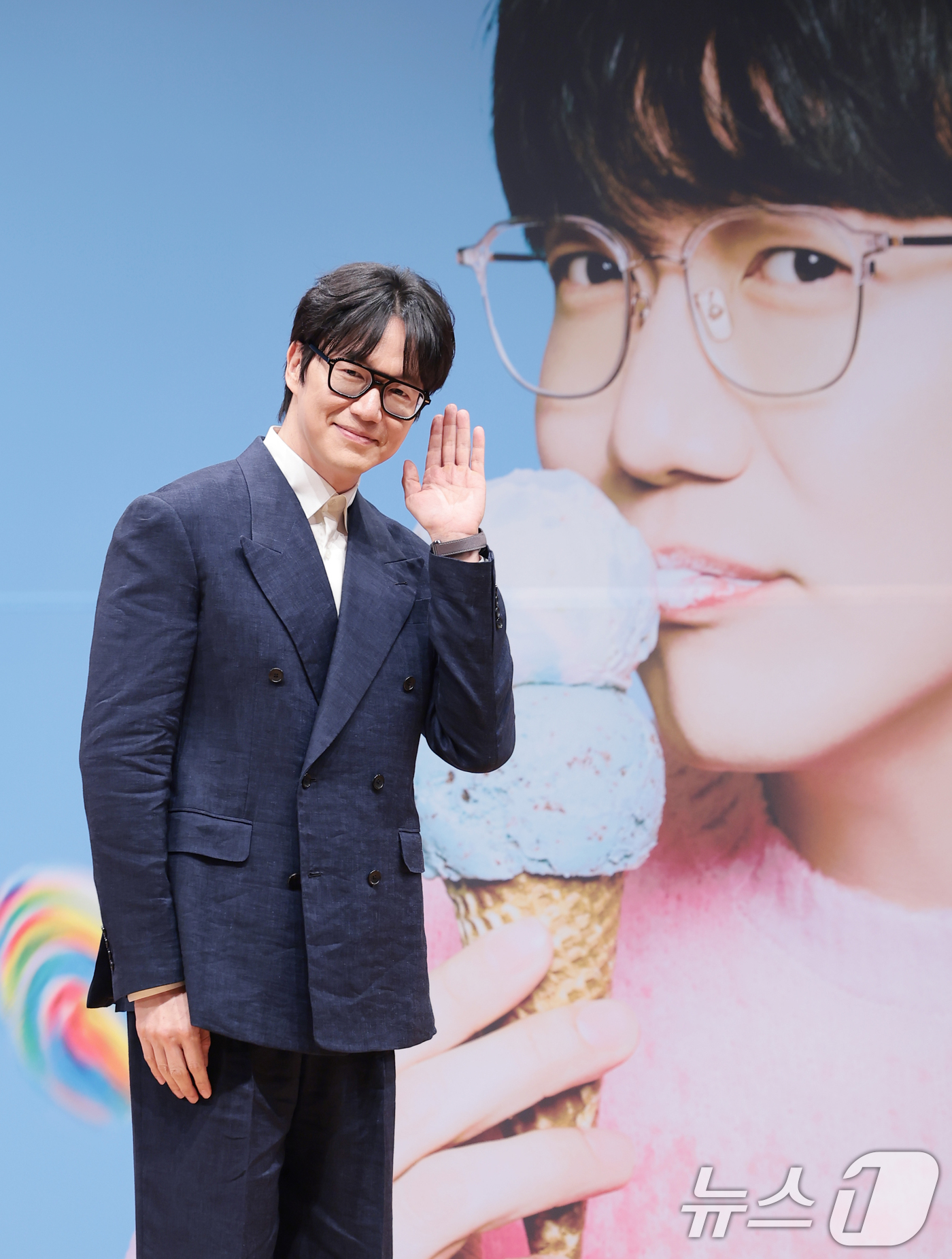 (서울=뉴스1) 권현진 기자 = 가수 성시경이 27일 서울 영등포구 KBS아트홀에서 열린 KBS 2TV 뮤직 토크쇼 '더 시즌즈-성시경의 고막남친'  제작발표회에서 포즈를 취하고 …