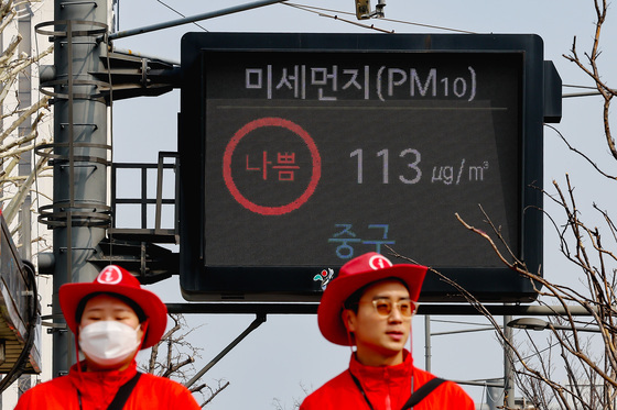 3월 마지막 주말, 중국발 미세먼지 습격…큰 일교차 속 대기 '건조'
