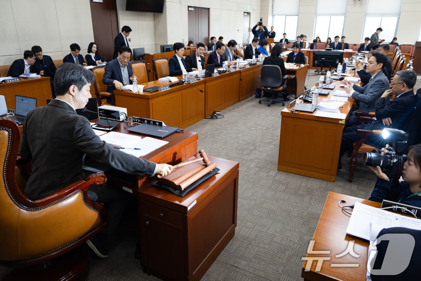 (서울=뉴스1) 유승관 기자 = 윤건영 국회 정치개혁특별위원회 공직선거법 및 지방선거구제 개편심사소위원장이 27일 서울 여의도 국회에서 열린 제433회 국회(임시회) 정치개혁특별위 …