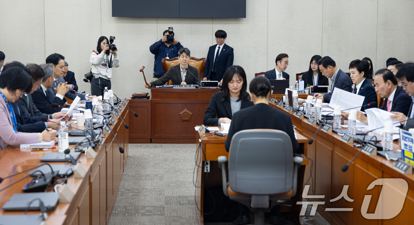 (서울=뉴스1) 유승관 기자 = 윤건영 국회 정치개혁특별위원회 공직선거법 및 지방선거구제 개편심사소위원장이 27일 서울 여의도 국회에서 열린 제433회 국회(임시회) 정치개혁특별위 …