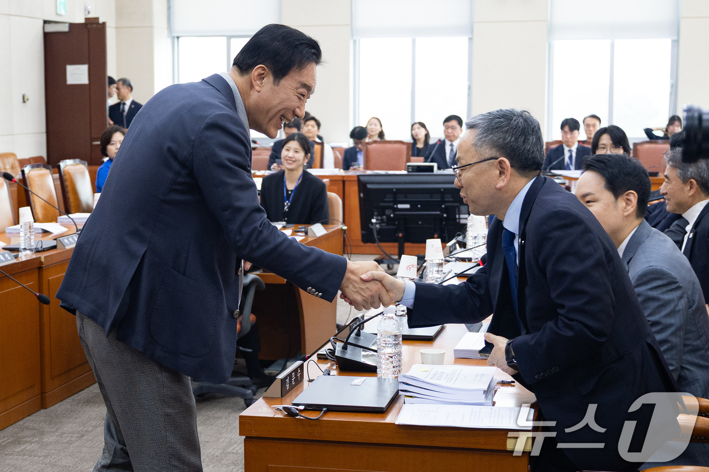 (서울=뉴스1) 유승관 기자 = 국회 정치개혁특별위원회 국민의힘 서일준 간사와 더불어민주당 김문수 의원이 27일 서울 여의도 국회에서 열린 제433회 국회(임시회) 정치개혁특별위원 …