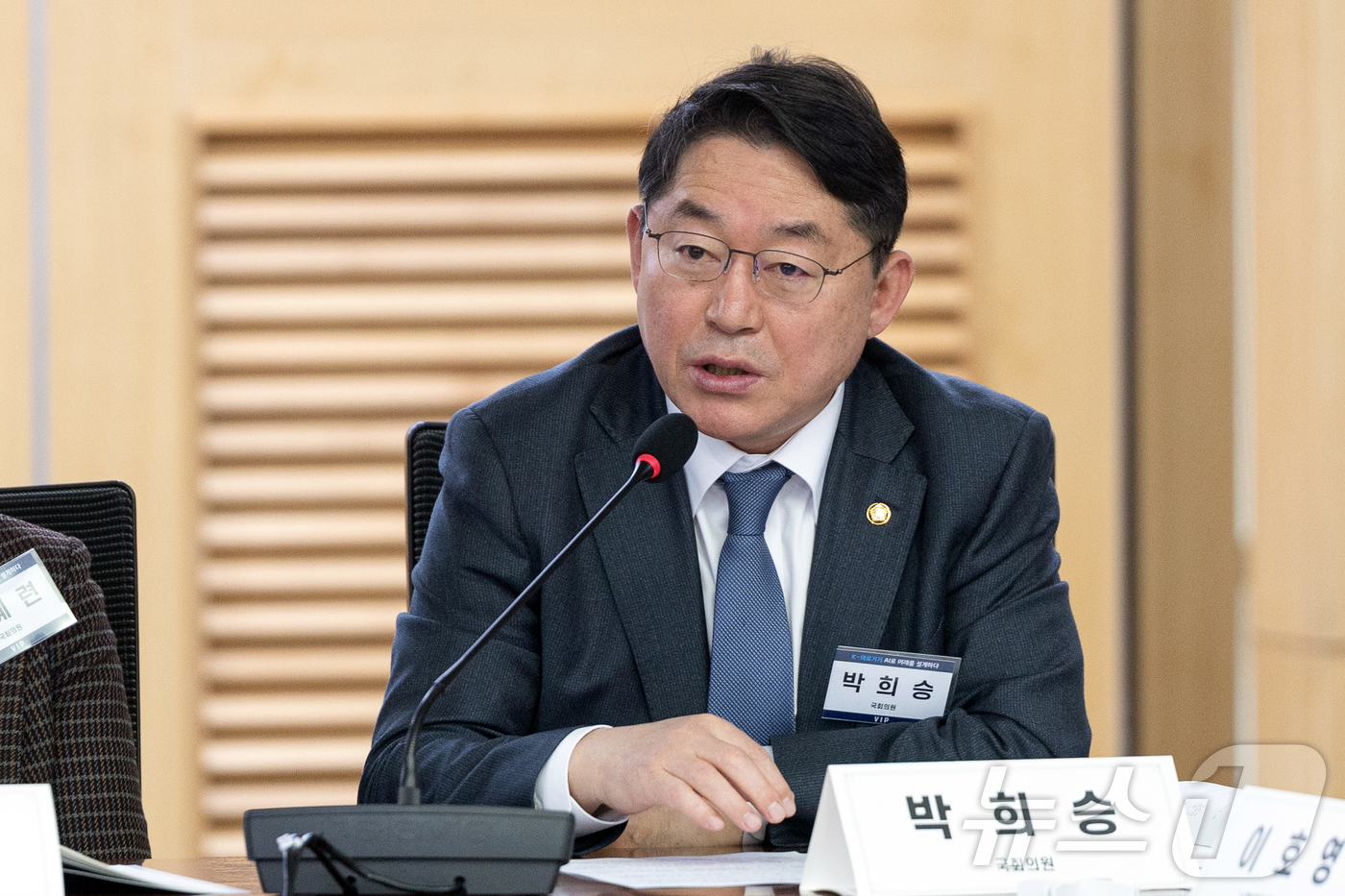 (서울=뉴스1) 이승배 기자 = 박희승 더불어민주당 의원이 27일 서울 여의도 국회 의원회관에서 'K-의료기기 AI로 미래를 설계하다'를 주제로 열린 K-헬스케어 의료기기 활성화 …