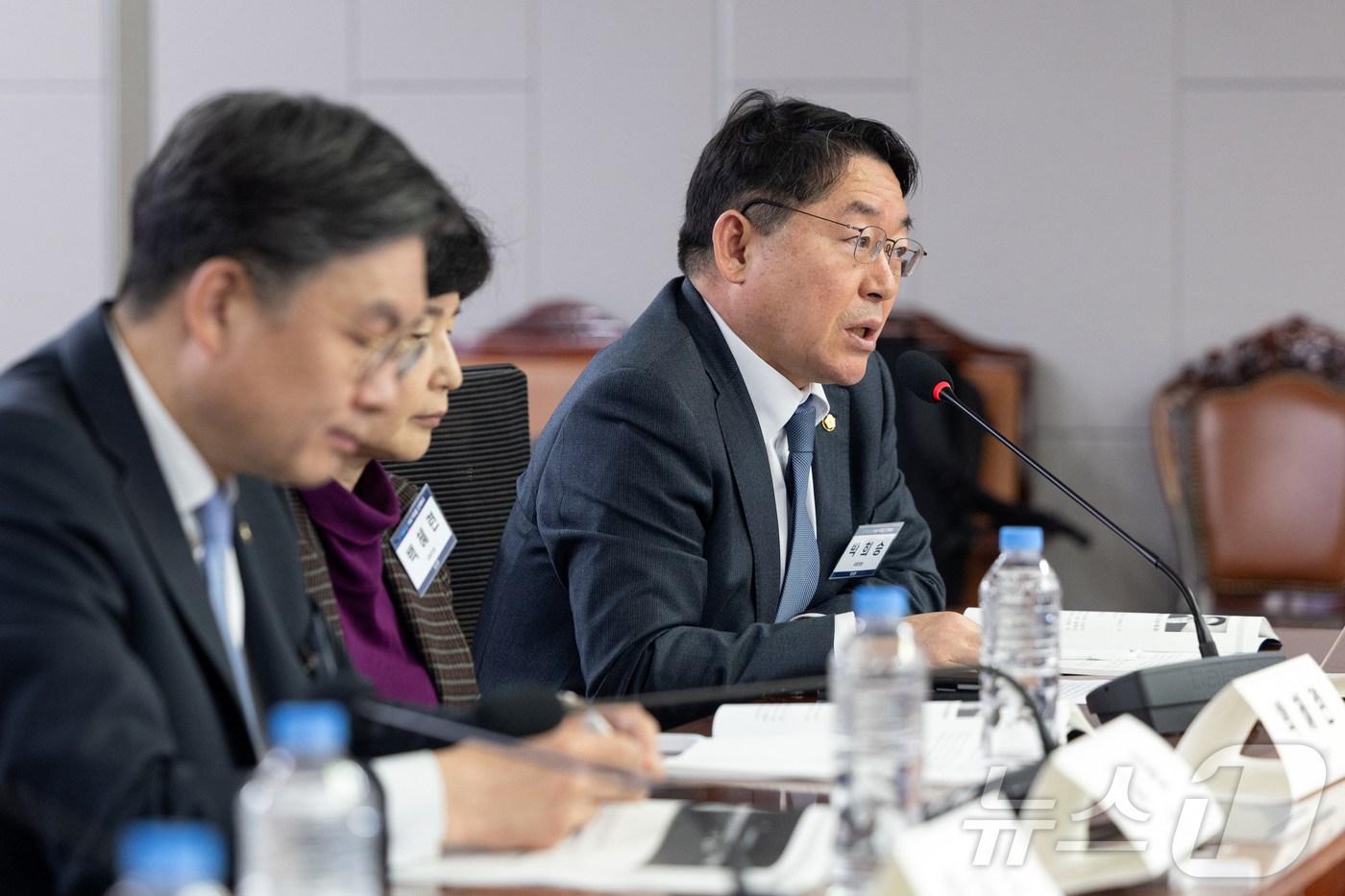 (서울=뉴스1) 이승배 기자 = 박희승 더불어민주당 의원이 27일 서울 여의도 국회 의원회관에서 'K-의료기기 AI로 미래를 설계하다'를 주제로 열린 K-헬스케어 의료기기 활성화 …