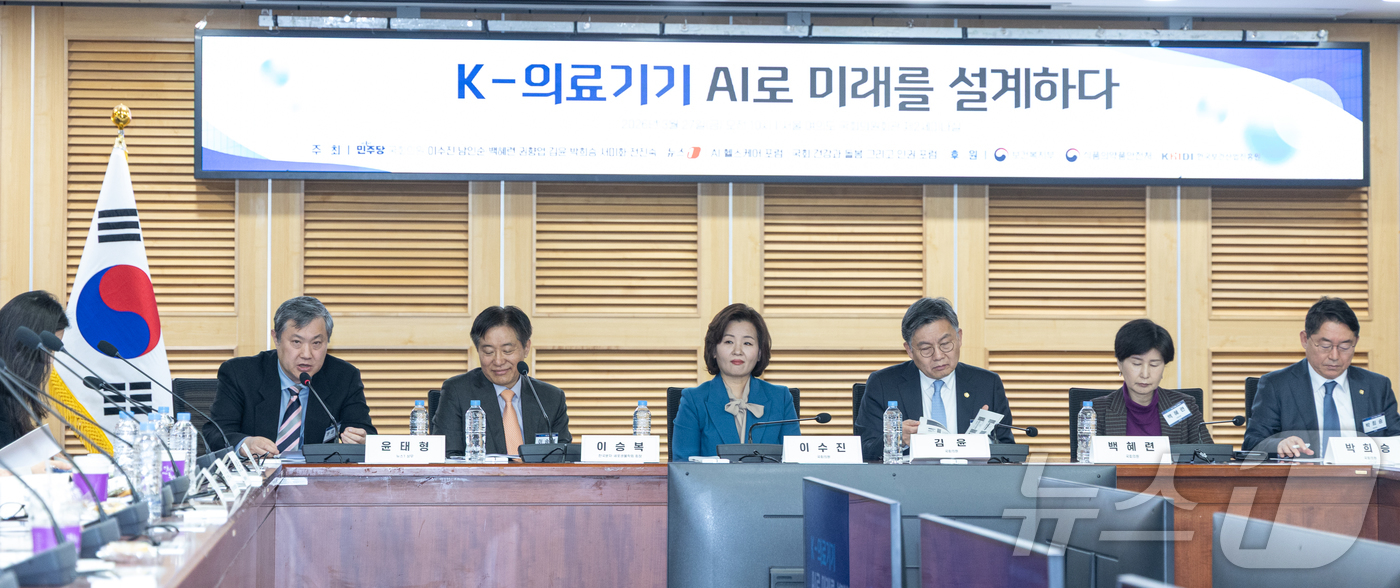 (서울=뉴스1) 이승배 기자 = 윤태형 뉴스1 상무가 27일 서울 여의도 국회 의원회관에서 'K-의료기기 AI로 미래를 설계하다'를 주제로 열린 K-헬스케어 의료기기 활성화 포럼에 …