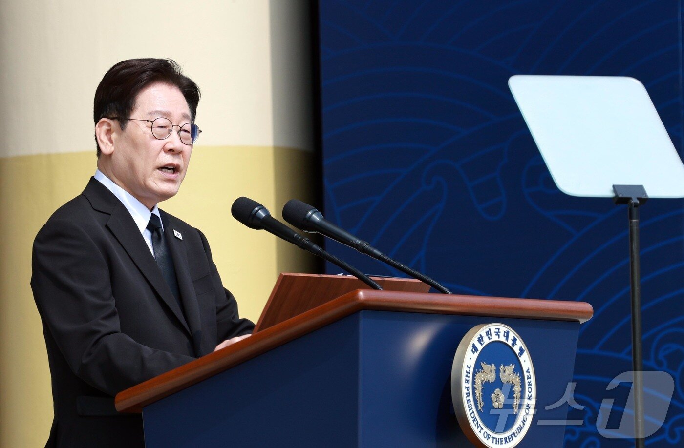 본문 이미지 - 이재명 대통령이 27일 국립대전현충원에서 열린 제11회 서해수호의 날 기념식에서 기념사를 하고 있다. 2026.3.27 ⓒ 뉴스1 허경 기자