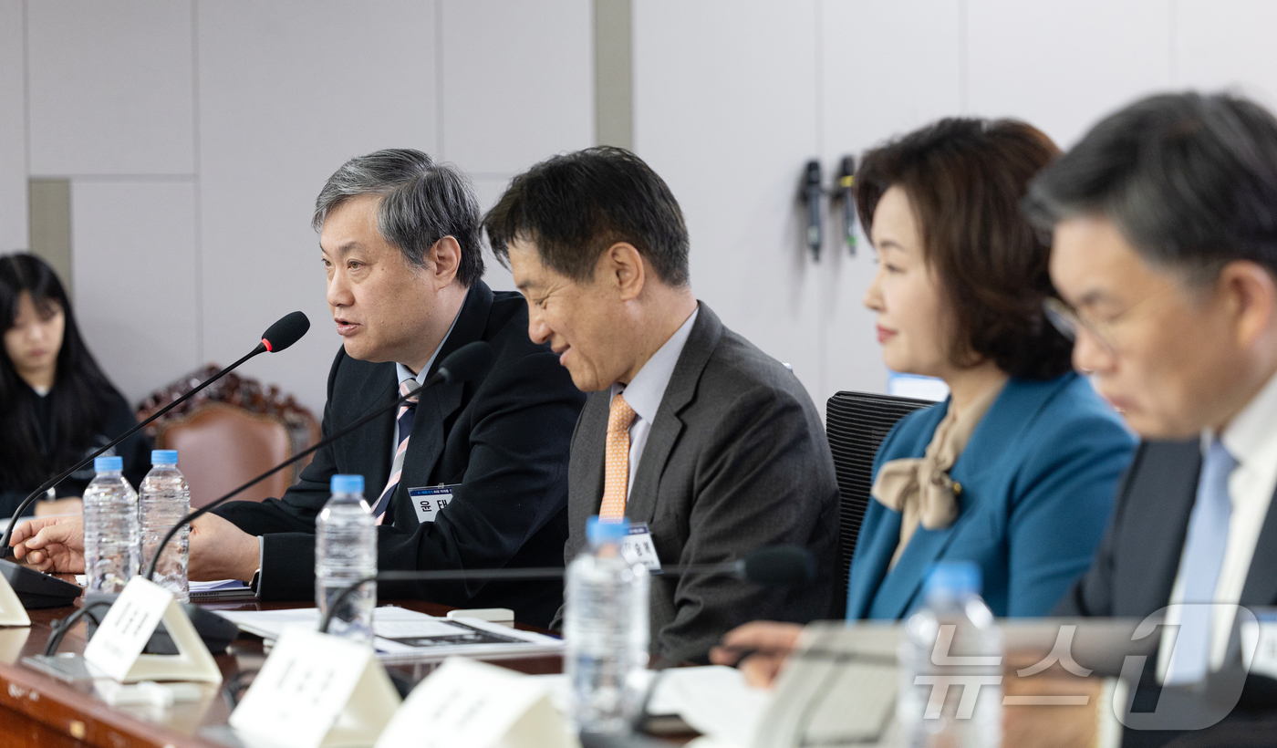 (서울=뉴스1) 이승배 기자 = 윤태형 뉴스1 상무가 27일 서울 여의도 국회 의원회관에서 'K-의료기기 AI로 미래를 설계하다'를 주제로 열린 K-헬스케어 의료기기 활성화 포럼에 …