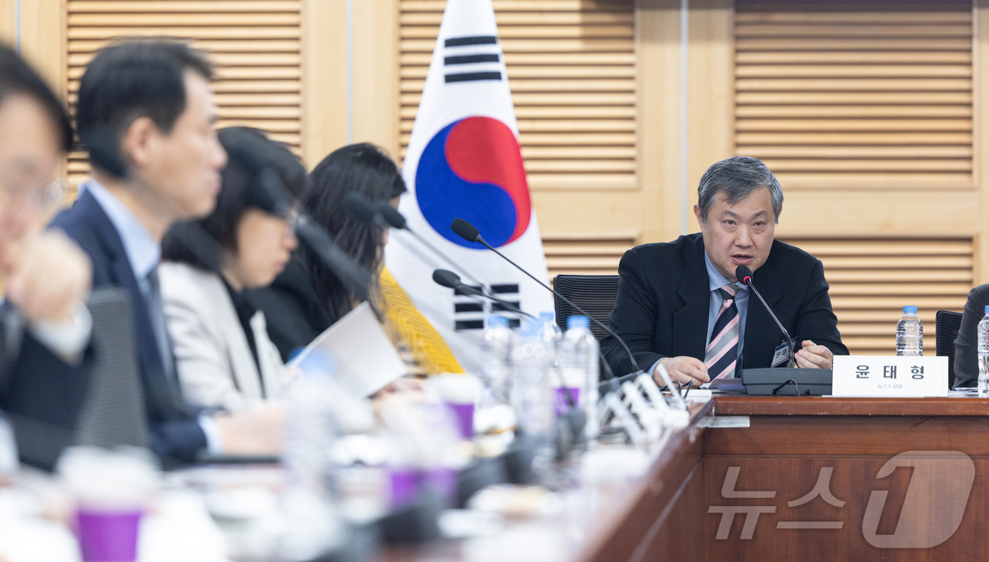 (서울=뉴스1) 이승배 기자 = 윤태형 뉴스1 상무가 27일 서울 여의도 국회 의원회관에서 'K-의료기기 AI로 미래를 설계하다'를 주제로 열린 K-헬스케어 의료기기 활성화 포럼에 …