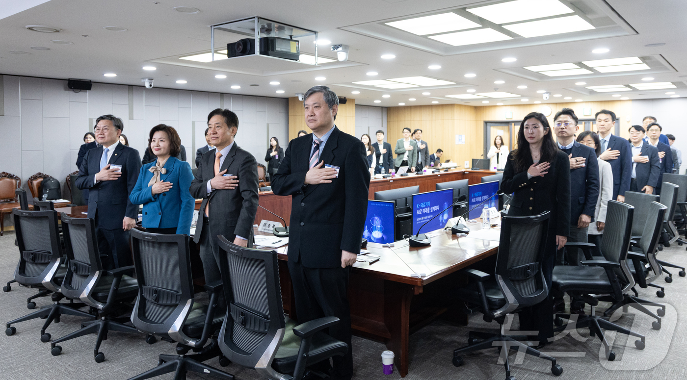 (서울=뉴스1) 이승배 기자 = 이수진 더불어민주당 의원, 윤태형 뉴스1 상무가 27일 서울 여의도 국회 의원회관에서 'K-의료기기 AI로 미래를 설계하다'를 주제로 열린 K-헬스 …