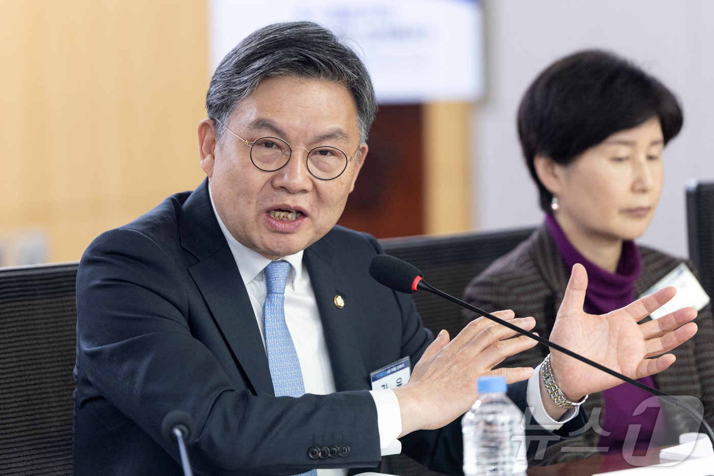 (서울=뉴스1) 이승배 기자 = 김윤 더불어민주당 의원이 27일 서울 여의도 국회 의원회관에서 'K-의료기기 AI로 미래를 설계하다'를 주제로 열린 K-헬스케어 의료기기 활성화 포 …