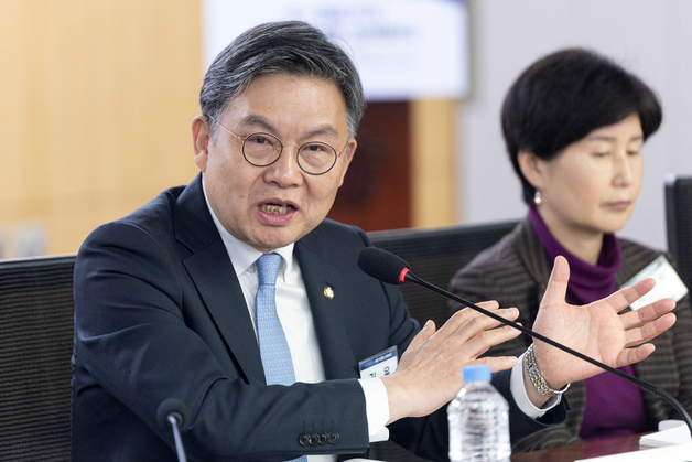 인사말하는 김윤 의원