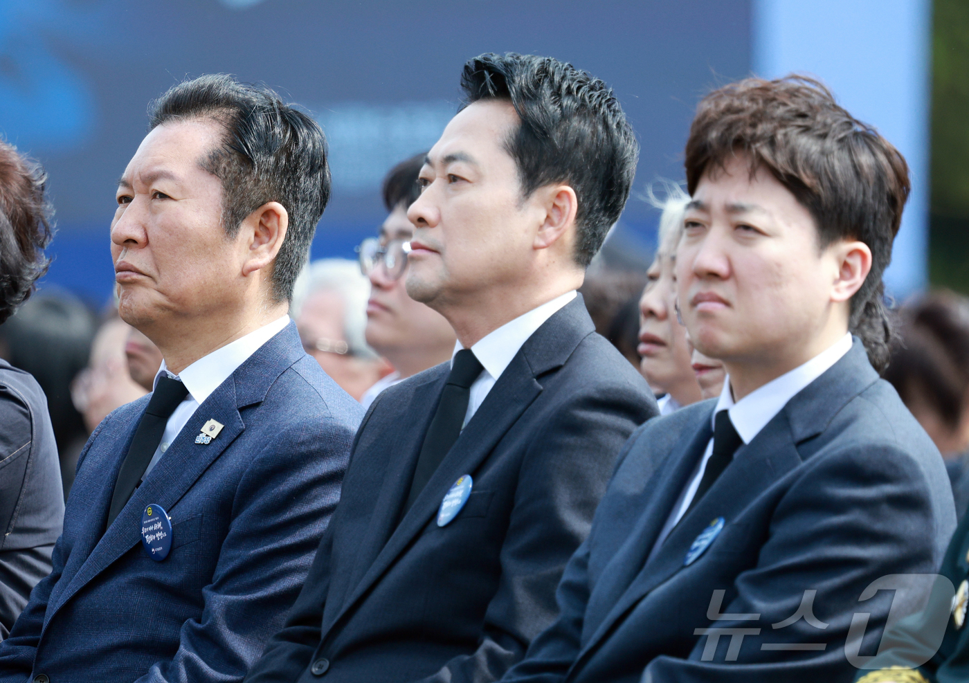 (대전=뉴스1) 허경 기자 = 정청래 더불어민주당 대표, 장동혁 국민의힘 대표, 이준석 개혁신당 대표가 27일 국립대전현충원에서 열린 제11회 서해수호의 날 기념식에서 이재명 대통 …