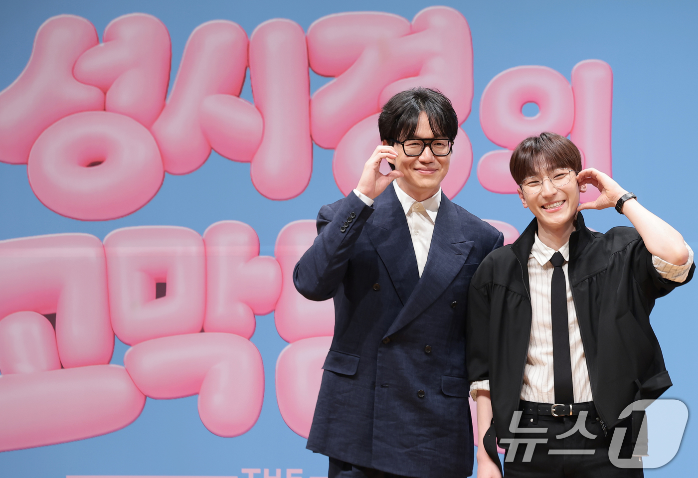 (서울=뉴스1) 권현진 기자 = 가수 성시경과 멜로망스 정동환(오른쪽)이 27일 서울 영등포구 KBS아트홀에서 열린 KBS 2TV 뮤직 토크쇼 '더 시즌즈-성시경의 고막남친' 제작 …