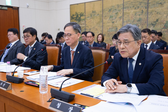 답변하는 허민 국가유산청장