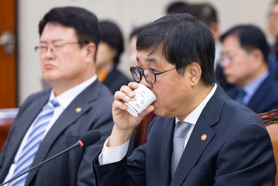 물 마시는 최휘영 장관