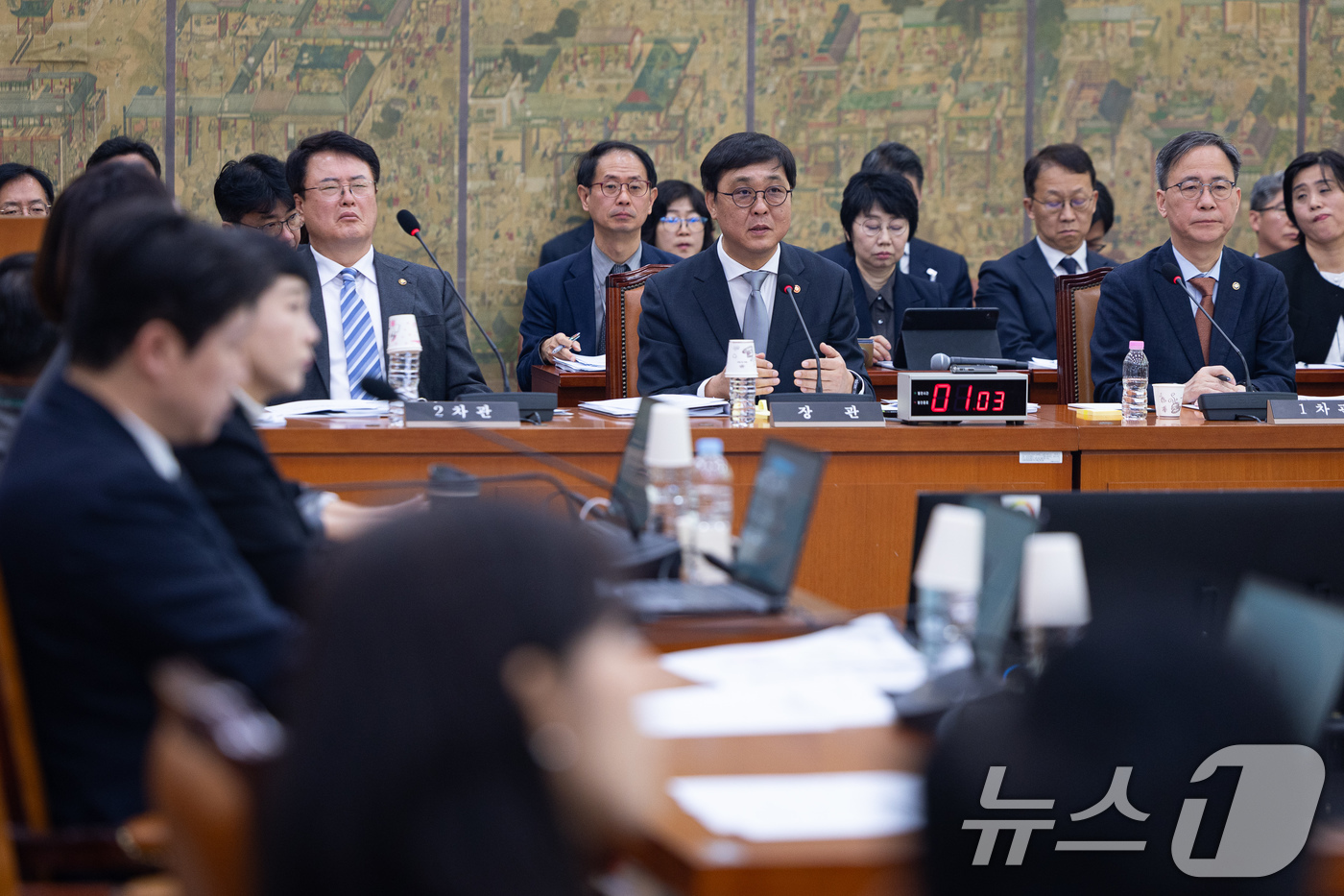 (서울=뉴스1) 유승관 기자 = 최휘영 문화체육관광부 장관이 27일 서울 여의도 국회에서 열린 제433회 국회(임시회) 문화체육관광위원회 제2차 전체회의에서 의원 질의에 답하고 있 …